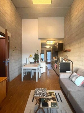 Unclassified image, 2 of 49, button