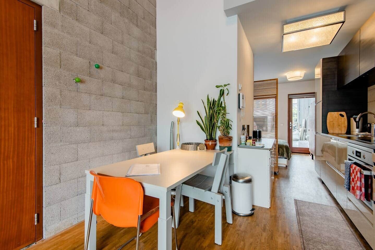 Een koelkast, een magnetron, een kookplaat, een vaatwasser