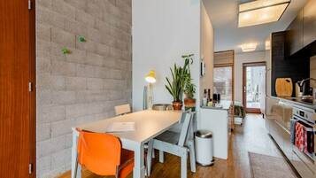 Réfrigérateur, micro-ondes, plaque de cuisson, lave-vaisselle