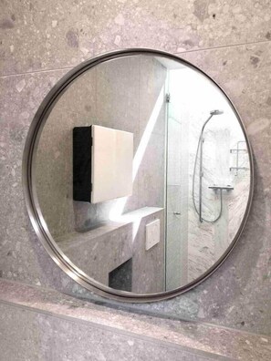 Kostenlose Toilettenartikel, Haartrockner, Handtücher, Toilettenpapier