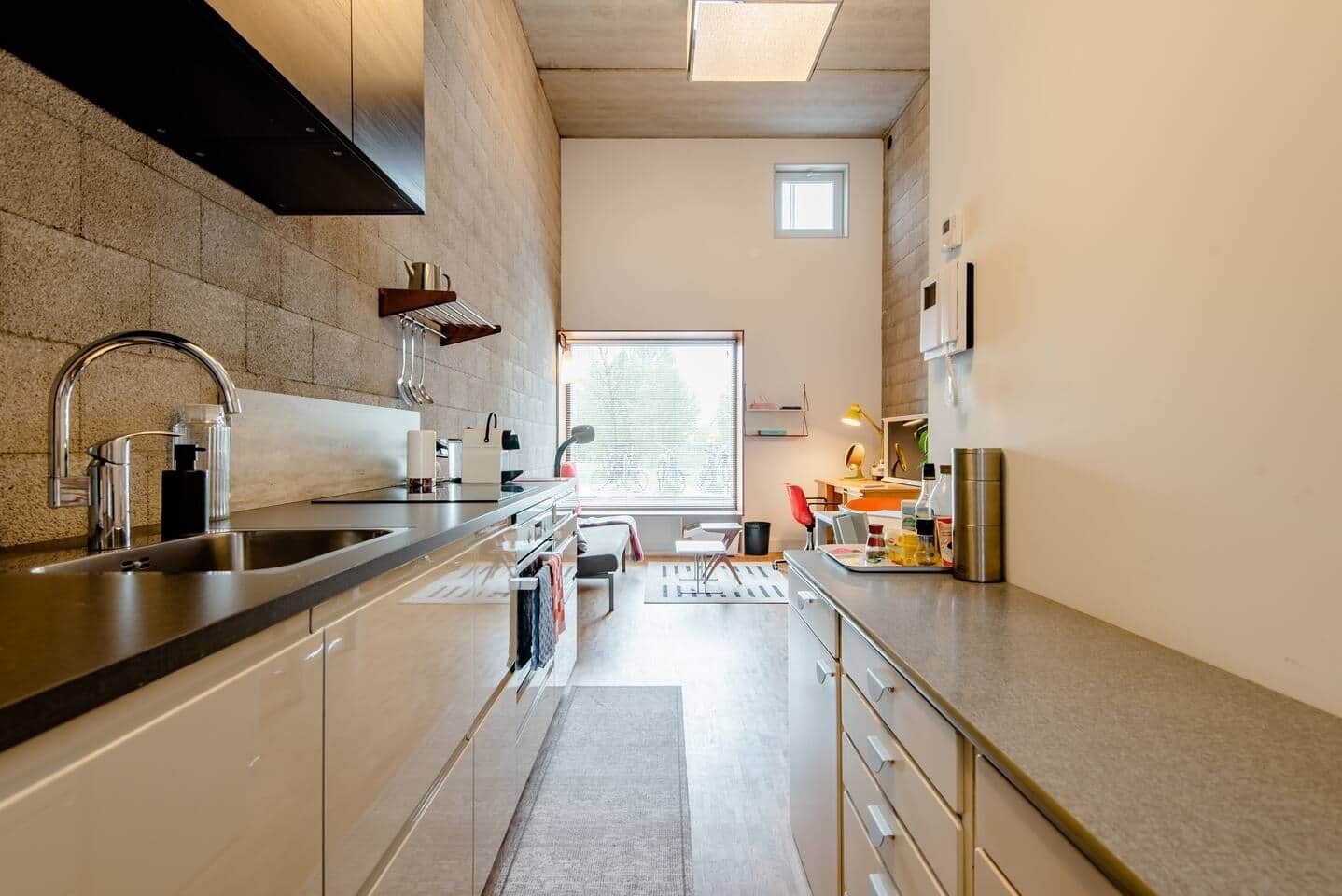 Een koelkast, een magnetron, een kookplaat, een vaatwasser