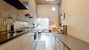 Réfrigérateur, micro-ondes, plaque de cuisson, lave-vaisselle