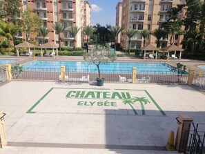 Outdoor pool - Cozy Condominium Unit- NAIA (Manila Airport) w/ Netflix (Paranaque City)