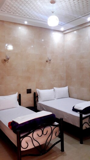 Habitació triple estàndard | 1 dormitori, decoració individual i mobiliari individual