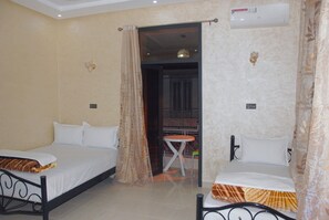 Desayuno continental (EUR 3 por persona) 