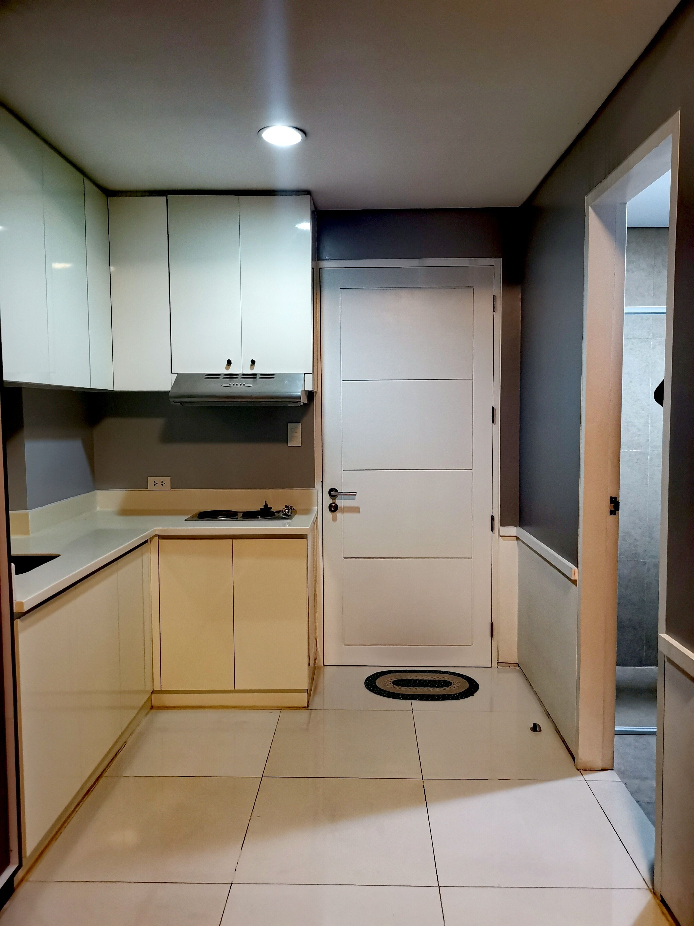 Studio between Waterfront Hotel, IT Park and Cebu Business Park with Fast WiFi