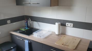 Lemari es besar, microwave, oven, dan kompor
