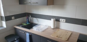 Geladeira grande, micro-ondas, fogão, cooktop