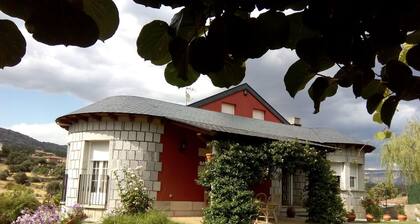 Rural House "Entrepinos". Ideal for family and groups. Private space with views