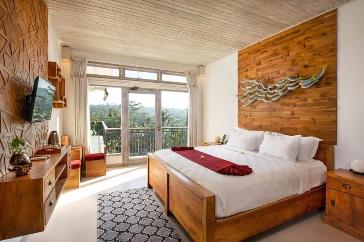 Standard Queen Room | 1 bedroom, premium bedding, minibar, in-room safe