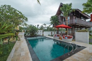 Udendørs pool, gratis hytter, liggestole