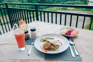 Der serveres morgenmad, frokost, aftensmad og internationale retter 