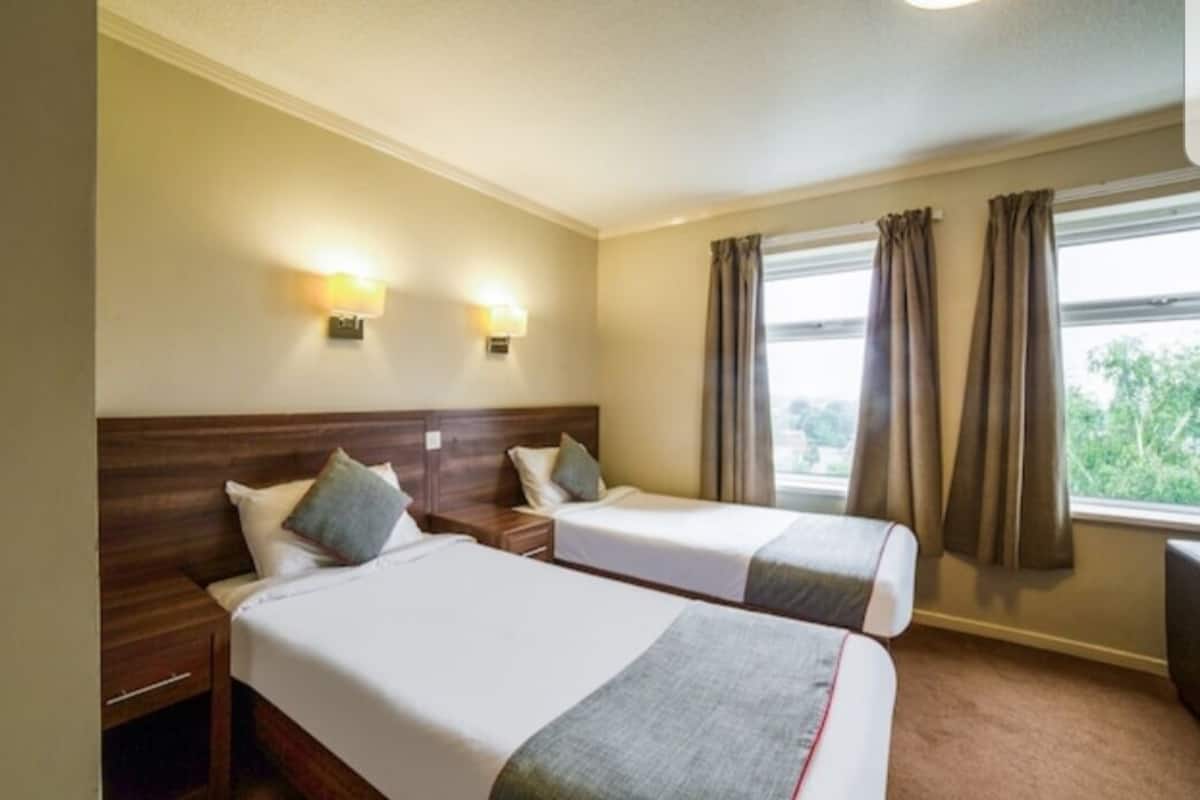 Iron/ironing board, free WiFi, bed sheets