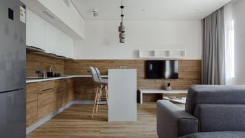 Studio | Eigene Küche | Kühlschrank, Herdplatte, Wasserkocher, Kochgeschirr/Geschirr/Besteck