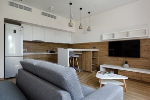 Studio | Eget kök | Kylskåp, spishäll, vattenkokare och grytor/köksredskap