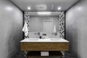 Articles de toilette gratuits, sèche-cheveux, serviettes fournies