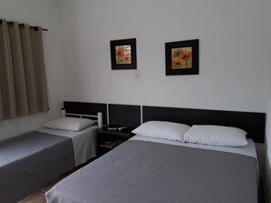 Desk, soundproofing, free WiFi, bed sheets - Hotel Rizzi (Encantado)