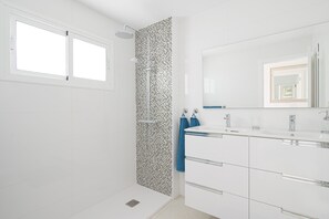 Dusche, Haartrockner, Handtücher