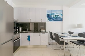 Een koelkast, een oven, een kookplaat, een koffiezetapparaat/waterkoker