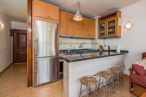 Een koelkast, een oven, een kookplaat, een koffiezetapparaat/waterkoker