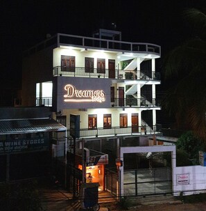 Front of property - evening/night - Dreamers Lodge - Hostel (Mirissa)
