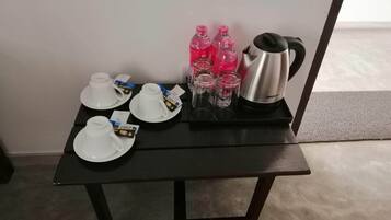 Ein Tisch mit Tee-Service, Tassen und einem Wasserkocher.