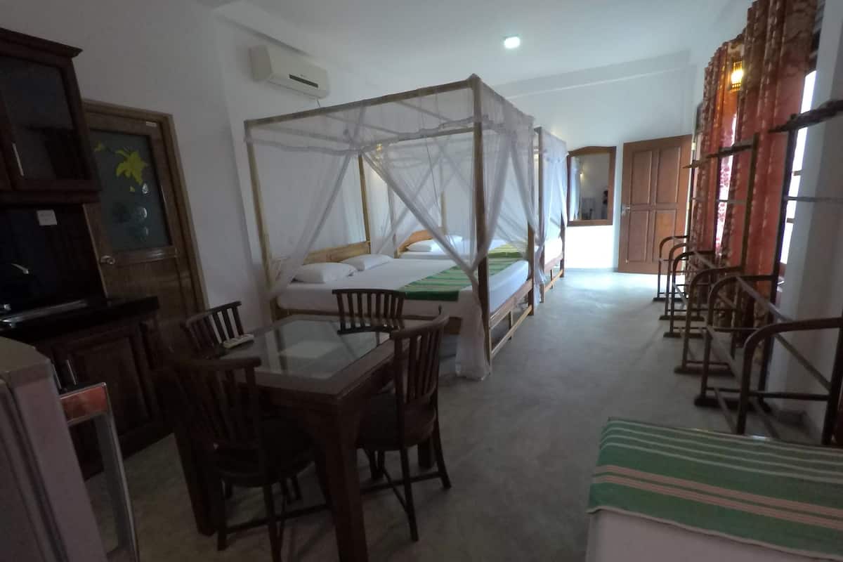 Studio Suite Keluarga | Makan di kamar