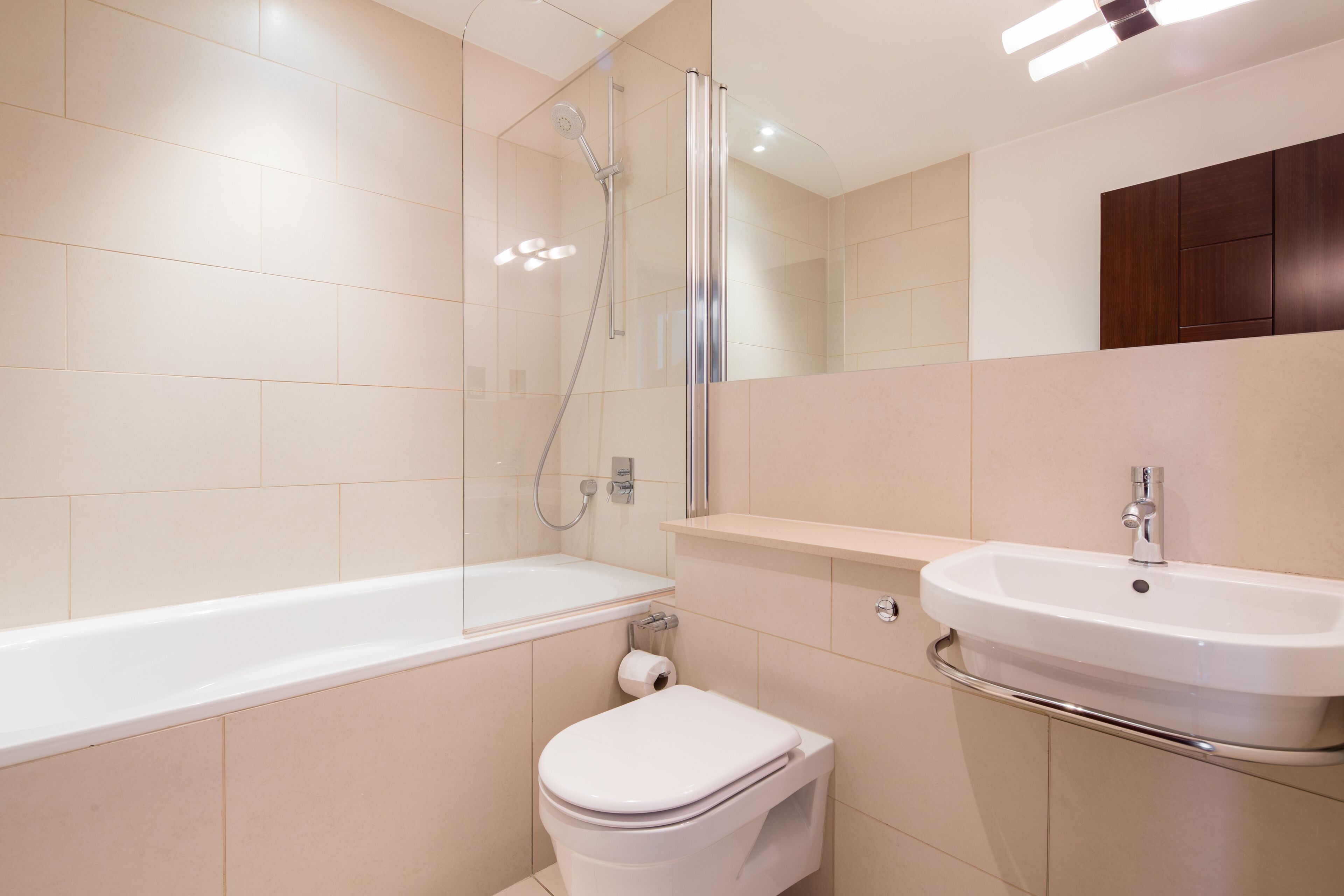 Une salle de bain moderne avec une baignoire, des toilettes et un lavabo.