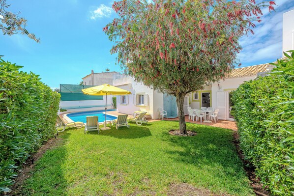 Piscina all'aperto, una piscina riscaldata