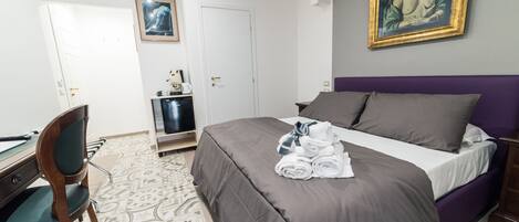 Deluxe tweepersoonskamer, balkon | Een kluis op de kamer, een bureau, verduisterende gordijnen, gratis wifi