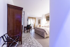 Triple Room | In-room safe, desk, blackout drapes, free WiFi