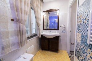 Bathroom sink - Le Berceau Di Salvatore De Tommaso (Naples)
