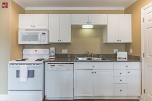 Apartamento, 2 habitaciones | Cocina privada | Frigorífico, horno, cafetera o tetera y tostadora