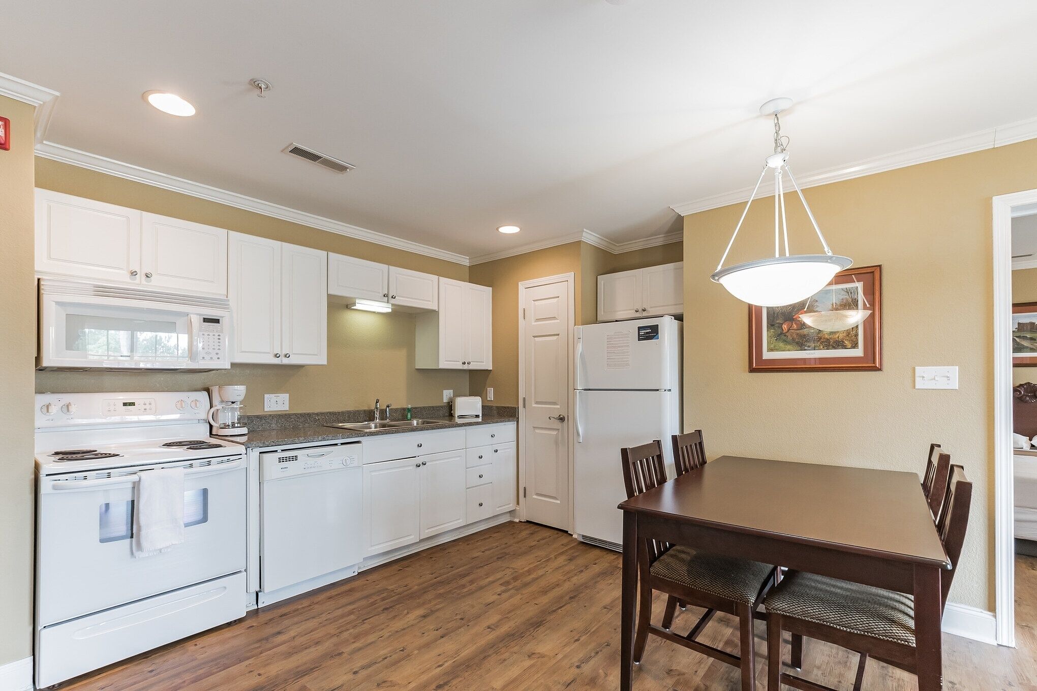 Condo, 2 phòng ngủ | Bếp riêng | Tủ lạnh, lò nướng, dụng cụ pha cà phê/trà, lò nướng bánh mì 