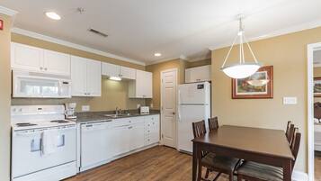 Condo, 2 phòng ngủ | Bếp riêng | Tủ lạnh, lò nướng, dụng cụ pha cà phê/trà, lò nướng bánh mì