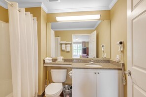 Condo, 2 habitaciones | Baño | Toallas y shampoo