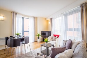 Smart TV, table football, books - ♡ WOW ♡ Stylish 2Bed. 2Bath City Centre (Sheffield)