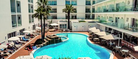 Een binnenzwembad en een buitenzwembad