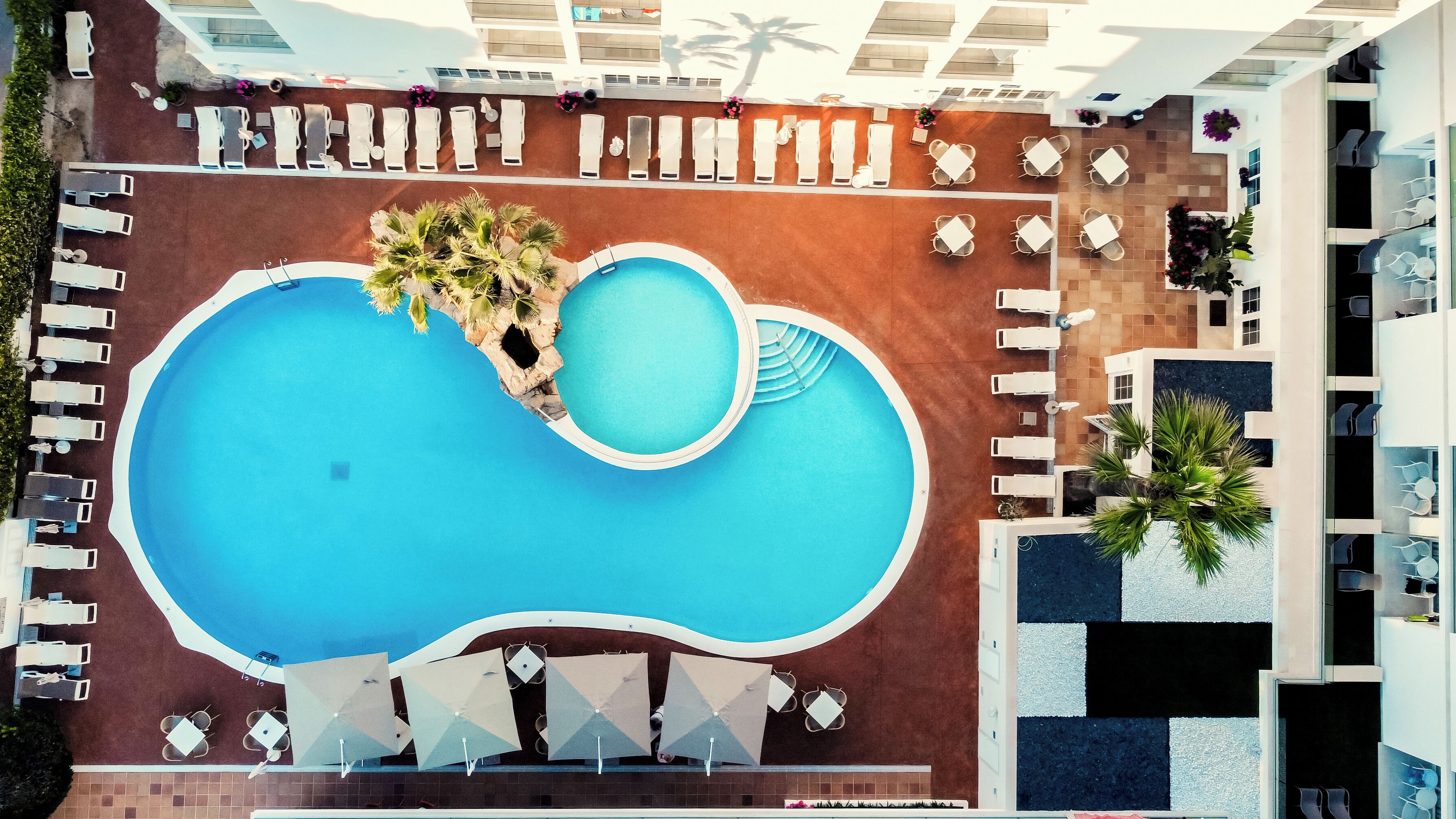 Piscine couverte, piscine extérieure