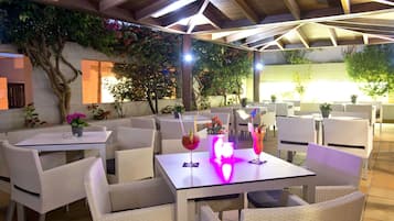 2 Bars/Lounges, Poolbar