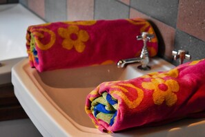 Haartrockner, Handtücher, Seife, Shampoo