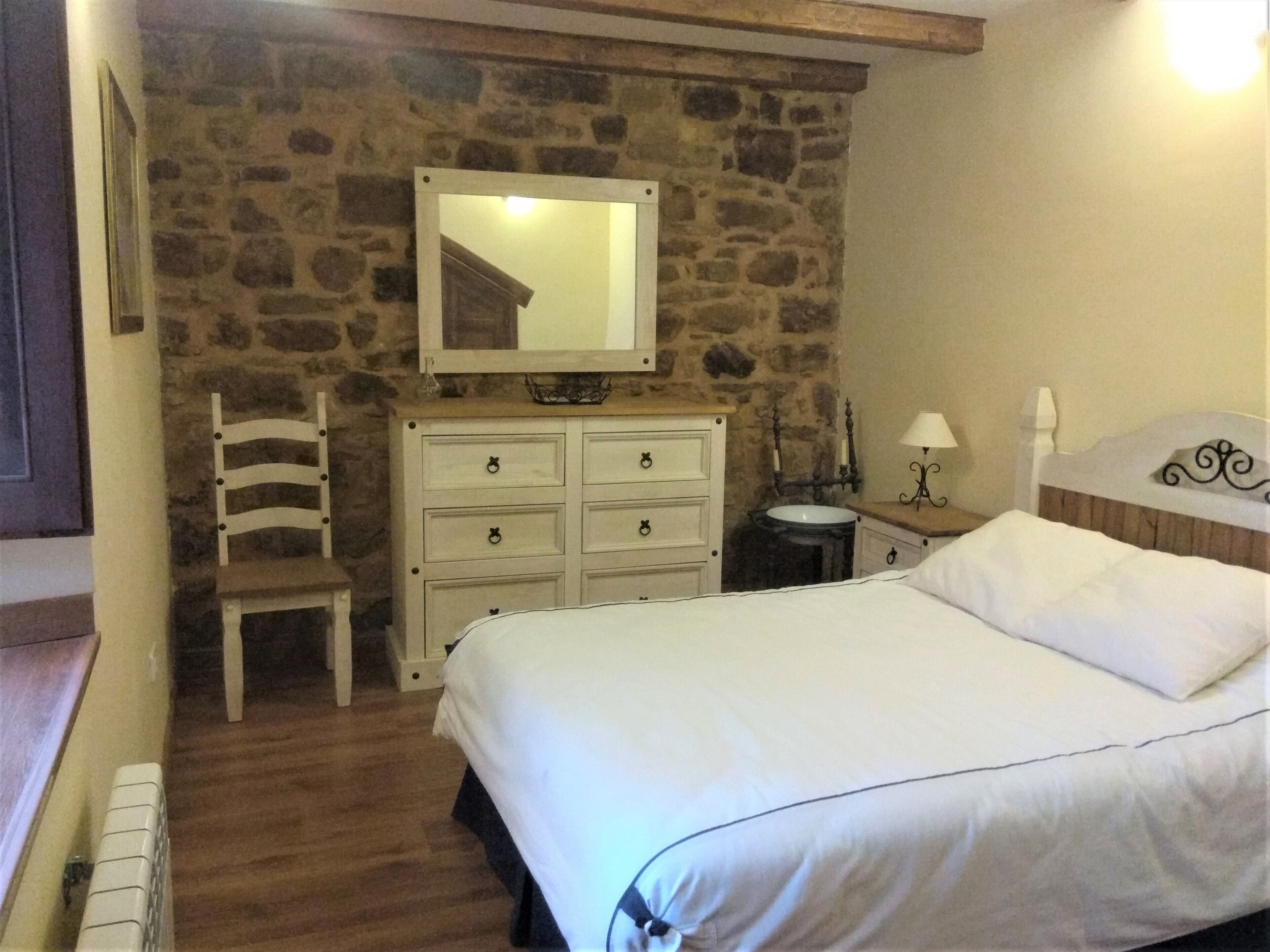 3 bedrooms, iron/ironing board, bed sheets