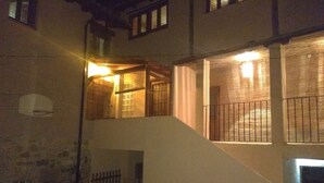Ein mehrstöckiges Gebäude mit einer Treppe, die die Etagen miteinander verbindet.
