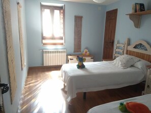 3 chambres, fer et planche Ă repasser, draps fournis