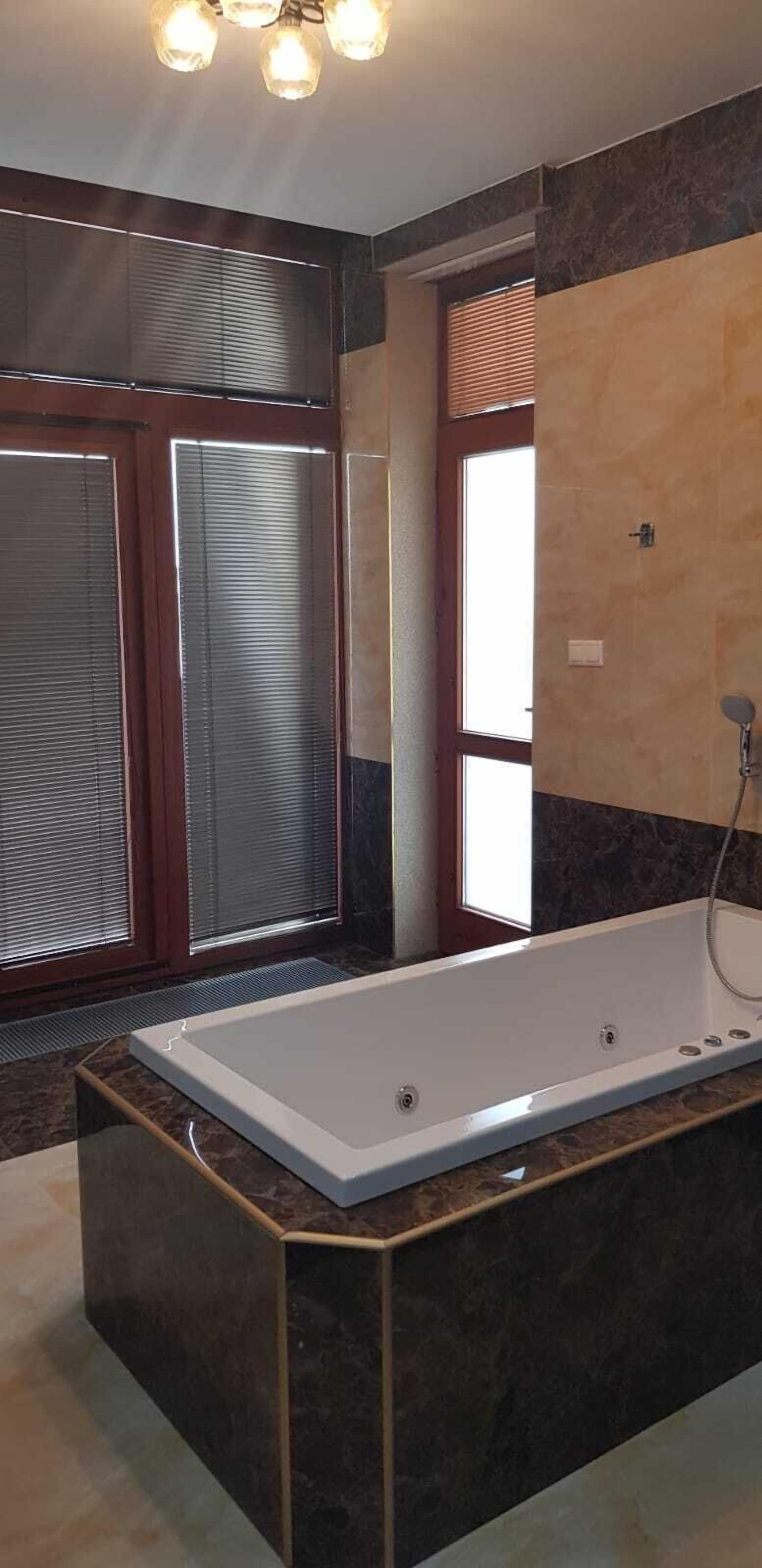 Jetted tub