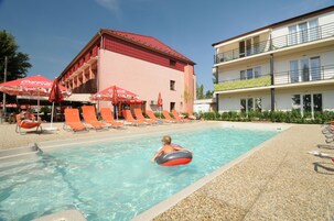 Una piscina al aire libre de temporada