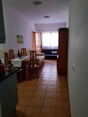 TV, books - Casa Dulce fishing village (Gran Tarajal)