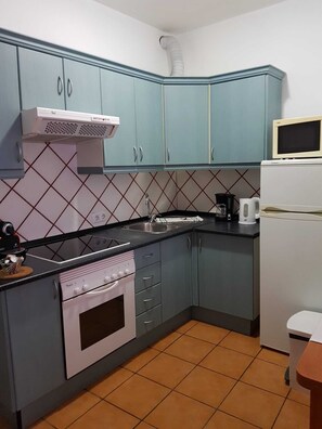 Een koelkast, een magnetron, een oven, een kookplaat