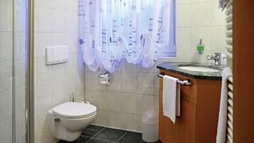 Chambre Double | Salle de bain | Douche, sĂšche-cheveux, serviettes fournies