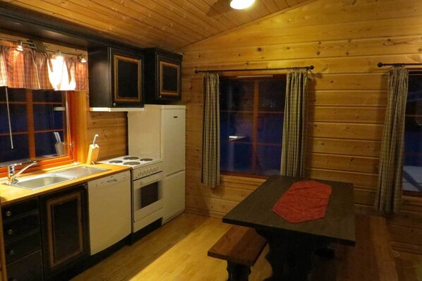 Family Cabin (Cleaning, bed linen & towels excluded) | Private kitchen | Fridge, microwave, oven, stovetop - Camp Uvdal (Nore og Uvdal)